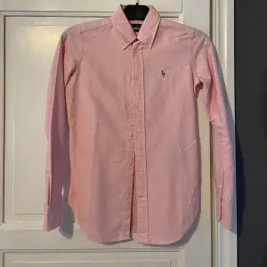 Rosa skjorta från Ralph Lauren storlek 0. Modell super slim fit. Använd 1-2 gånger. 