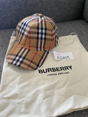 BURBERRY KEPS - Fetaste BURBERRY KEPSEN HELT NYA MED PRISLAPP! Hör av dig vid intresse! 