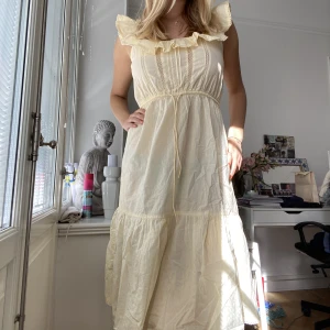 Somrig klänning med spetsdetaljer - Superfin ljusgul sommarklänning med spetsdetaljer som går till mitten av vardera (jag är 178 cm)💖💖