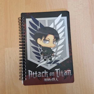 Attack on Titan skrivblock - Attack on Titan skrivblock, helt tomt. Ca 20x14 cm.
