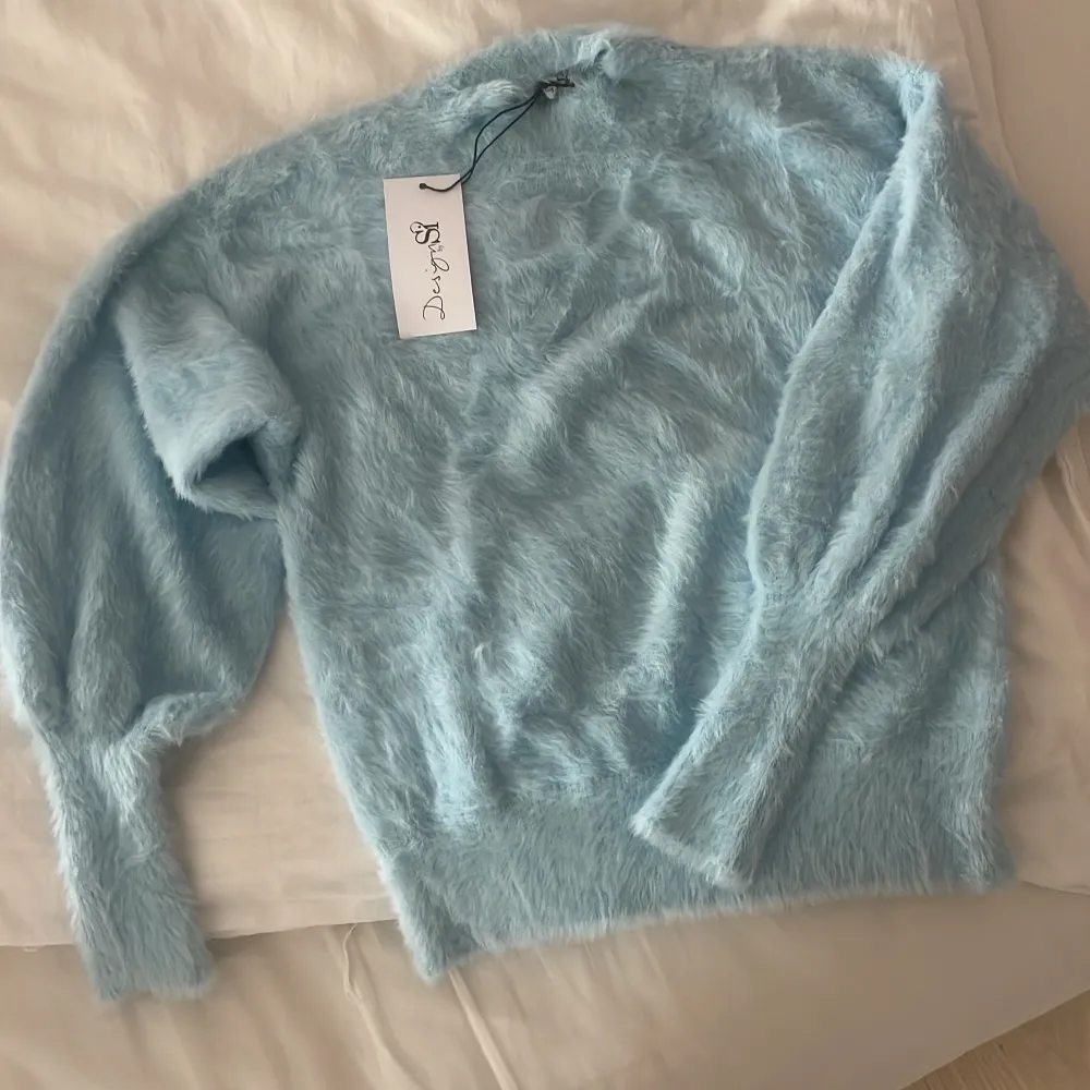 En blå fluff tröja från designby si. Fluffy Sweater - blue - XS/S Aldrig använd💕  Ordinarie pris 347kr säljer för 150kr, pris kan diskuteras!. Tröjor & Koftor.
