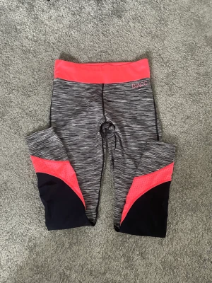Tights från BLACC - Träningstights från BLACC i fint skick, hela och rena.