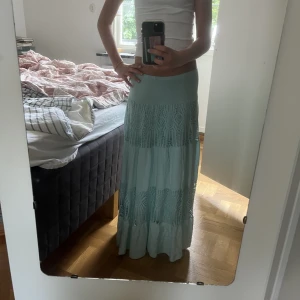 Långkjol - As snygg långkjol!  Passar mig jätte bra som är runt 165cm lång. Nyskick! Är i one size men extremt stretchig. Passar mig i midjan som har midjemåttet lite över 70cm