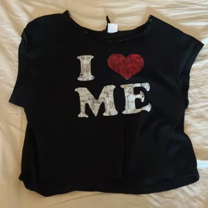 ”i love me” tröja (svart) - Står ”i love me” på tröjan och är relativt oanvänd. Klippte bort en ful vit remsa som att runt nacken på tröjan. Tröjan är från H&M