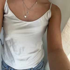 Trendig festtopp - Säljer trendigt linne från Zara, silvrig🌟 Är lite nopprig med syns endast på nära håll.