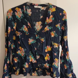 Blommig blus från Mango - Blommig långärmad blus från Mango. Storlek M men passar mer S