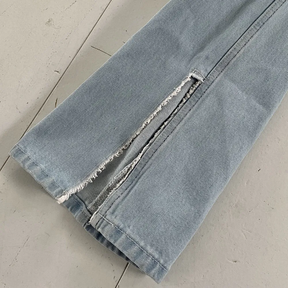 Säljer mina weekday jeans i modellen och färgen ”rowe split blue hill” i storleken 30. Jeansen är endast använda ett fåtal gånger och är i gott skick.. Jeans & Byxor.