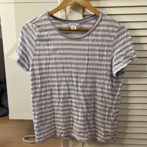 Lila/vit randig t-shirt - Betalning sker via köp nu🥰 Köparen står för frakten💗