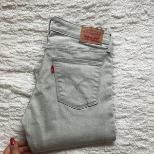 Levi’s lågmidjade jeans  - Gråa, stretchiga mågmidjade jeans från Levi’s.  W27 L32 Skinny 