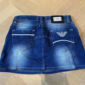 Armani jeans kjol - Jätte fin Armani Jeans kjol, som har fina detaljer både fram och back. Den är i jätte fint skick och jag säljer då den är lite för stor på mig. Jag är storlek xxs, så jag tror att kjolen kan passa storlekar från s till m/l. 