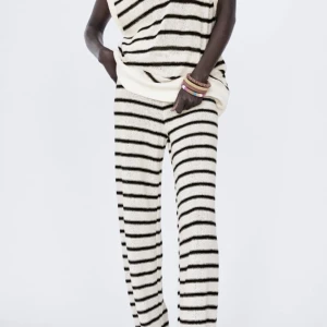 Zara byxor - Säljer dessa byxor från zara i storlek S. De är i väldigt bra skick och knappt använda, och finns inte längre att köpa på hemsidan (nypris 399 kr). Kontakta för fler bilder eller frågor💕