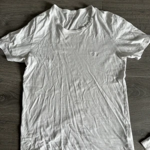 Hugo boss t-shirt  - Rensning av garderob. Hugo boss t-shirt i riktigt bra skick. Kom med pris vid intresse. 