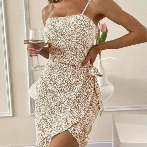 Sommarklänning - Hej! Säljer denna sommarklänningen från Shein då den inte riktigt passade mig så bra. Exakt likadan som bilden då man kan knyta klänningen i midjan🌸