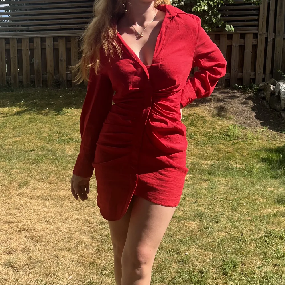 Superbekväm och snygg röd klänning i storlek S från Zara. Endast använd 1 gång! . Klänningar.