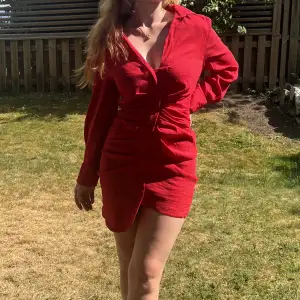 Superbekväm och snygg röd klänning i storlek S från Zara. Endast använd 1 gång! 