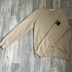 Stone island sweatshirt  - Tjena! Säljer en stone island tröja då den inte används längre   Köparen står för frakten 