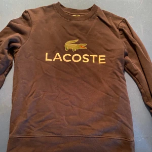 Lacoste sweater  - En snygg sweater från Lacoste. Storlek S men passar bättre som M skulle jag säga. 