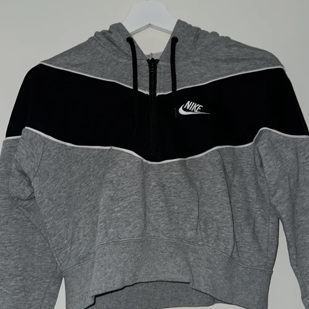 Snygg croppad Nike hoodie, använd över träningskläderna eller till vardags. Köpt på JD sports, väldigt fint skick💕. Hoodies.