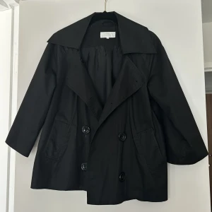 Kappa med trekvartsärm  - Svart kappa med trekvartsärmar i storlek M! Sååå mycket snyggare på än på bild, men tyvärr för liten för mig….🖤