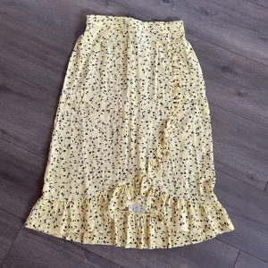 Sommarkjol  - Superfin ”omlott”sommarkjol från MSCH Copenhagen, köpt för några år sedan och går därför inte att köpa längre. Använd 1 gång. Skriv gärna för frågor eller mer bilder 💞💞