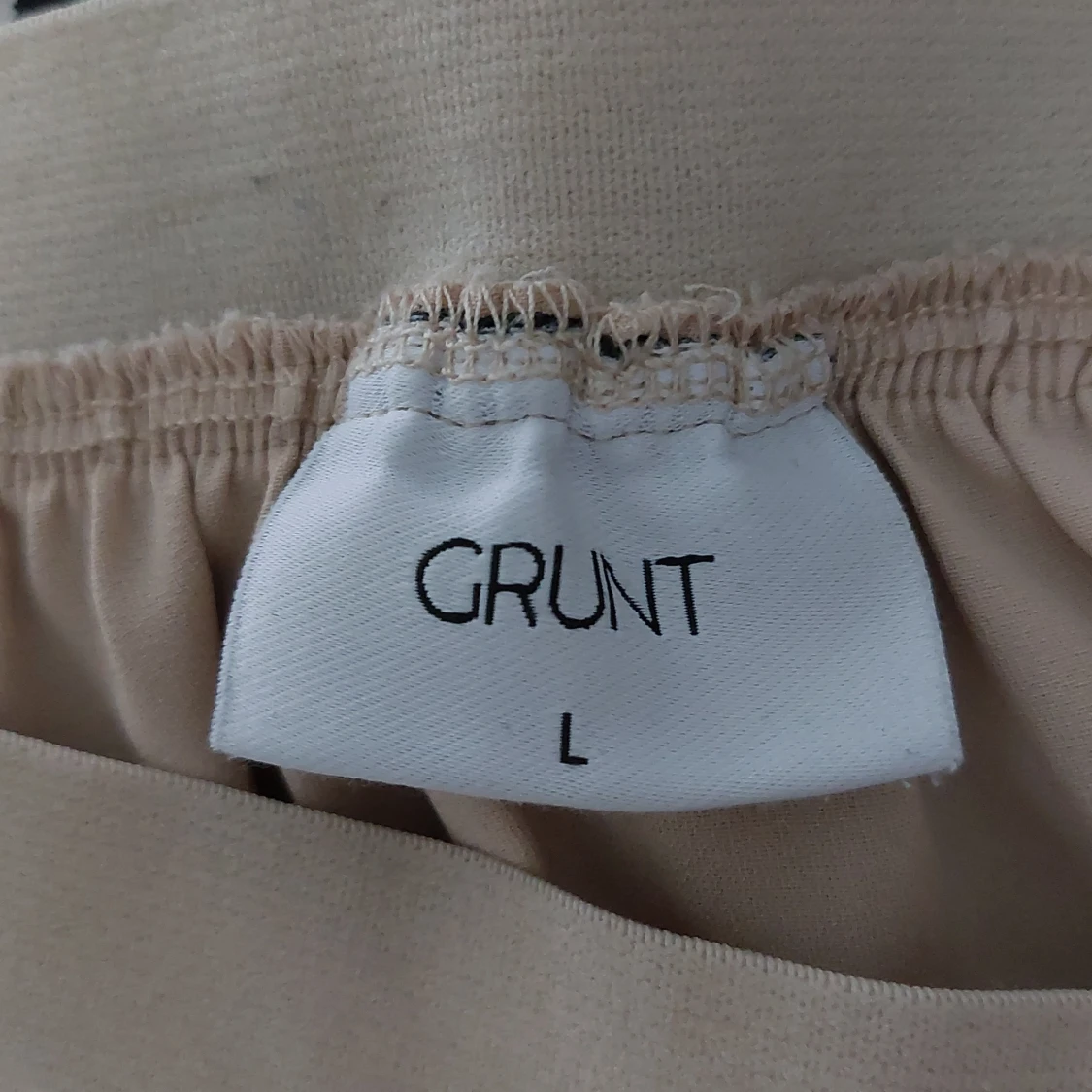 Grunt champagnefärgad långkjol. - 90