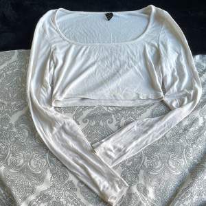 säljer denna vita tröja från shein, stl xs/34, 50kr+frakt