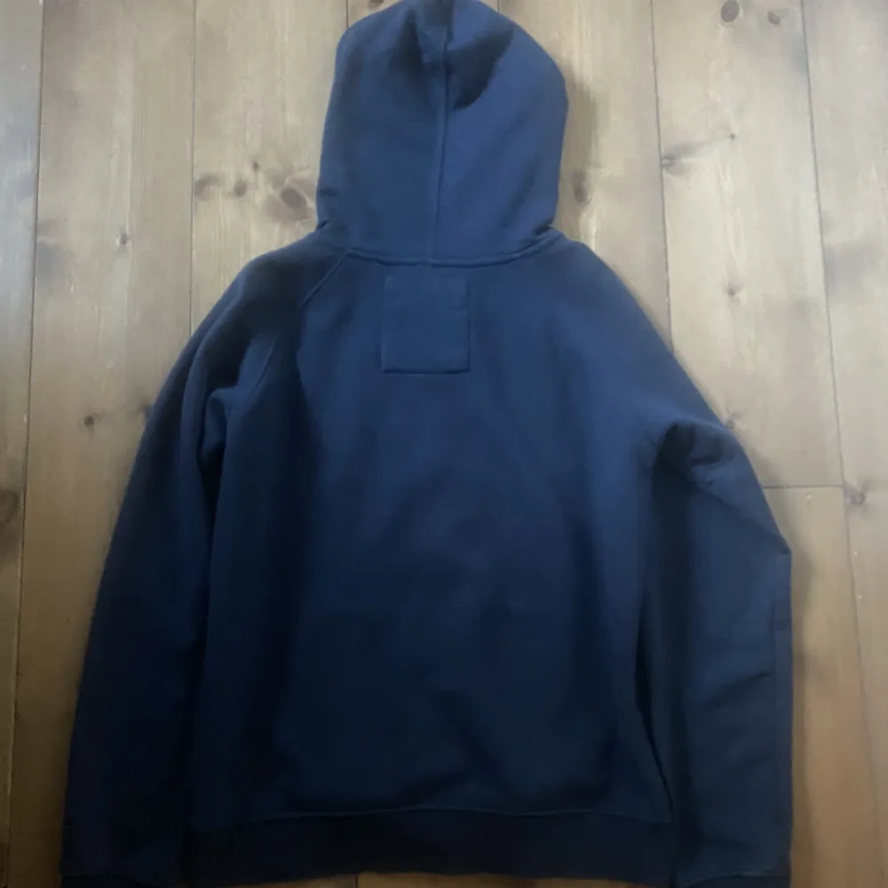 Jättefin zip-up hoodie, i mycket bra skick och använd fåtal gånger. Från märket SVEA och är i storlek 160, men jag skulle säga att den passar som S. Säljer för att den inte används så mycket.. Hoodies.