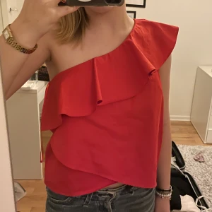 Blus - Säljer denna super fina röda sneskurna toppen, då den inte kommer till användning 🤗💕