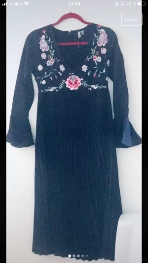 petite Maxi dess with decorations - Klänningen är använd två gånger. Armarna har detaljer ochså . Skickar gärna fler bilder om man önskar . 