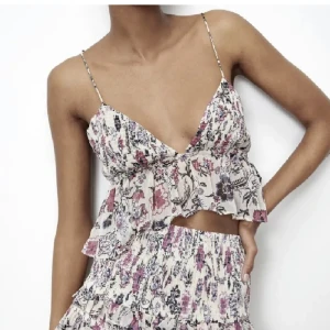 Zara linne - INTRESSEKOLL! Köpte denna eftertraktade zara topp men är tyvärr för liten. Säljer endast vid bra bud eller byta mot matchande kjol. Är inte säker på att sälja‼️❣️Startat budgivning då många är intresserade, dirket pris 750kr ink frakt❣️