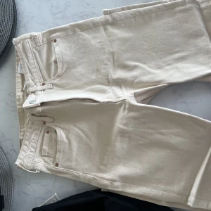 Beiga jeans - Använda fåtal gånger, i nyskick. 