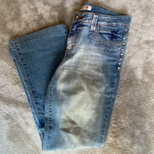 Lågmidjade jeans - Jätte snygga lågmidjade jeans, köpt second hand. Säljer då dom är lite för stora för mig.