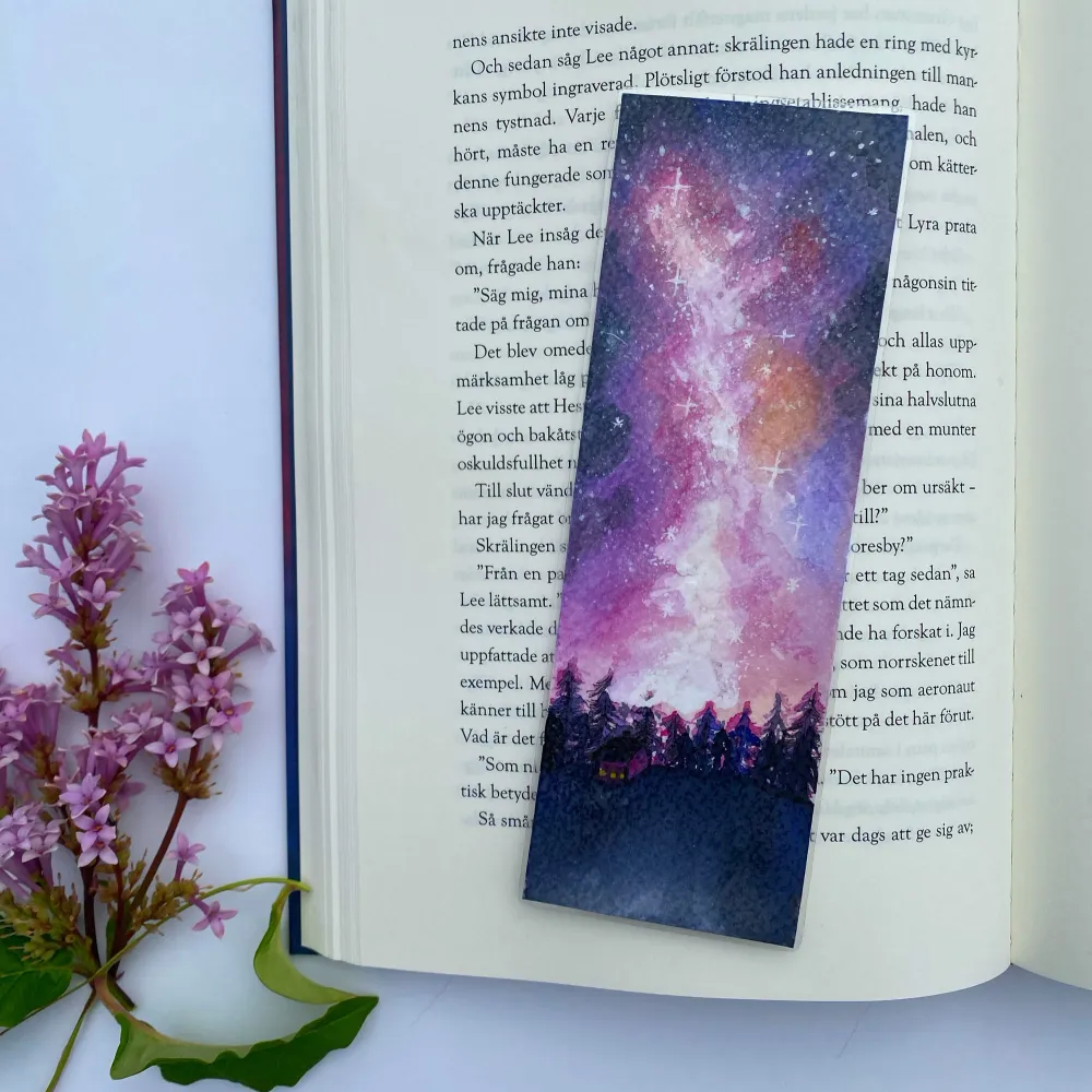 Printat och laminerat bokmärke med egendesignat motiv av en galax.🌌 💙Vattentåligt och perfekt för sommarens läsning!  ✨Frakt 15✨ . Övrigt.