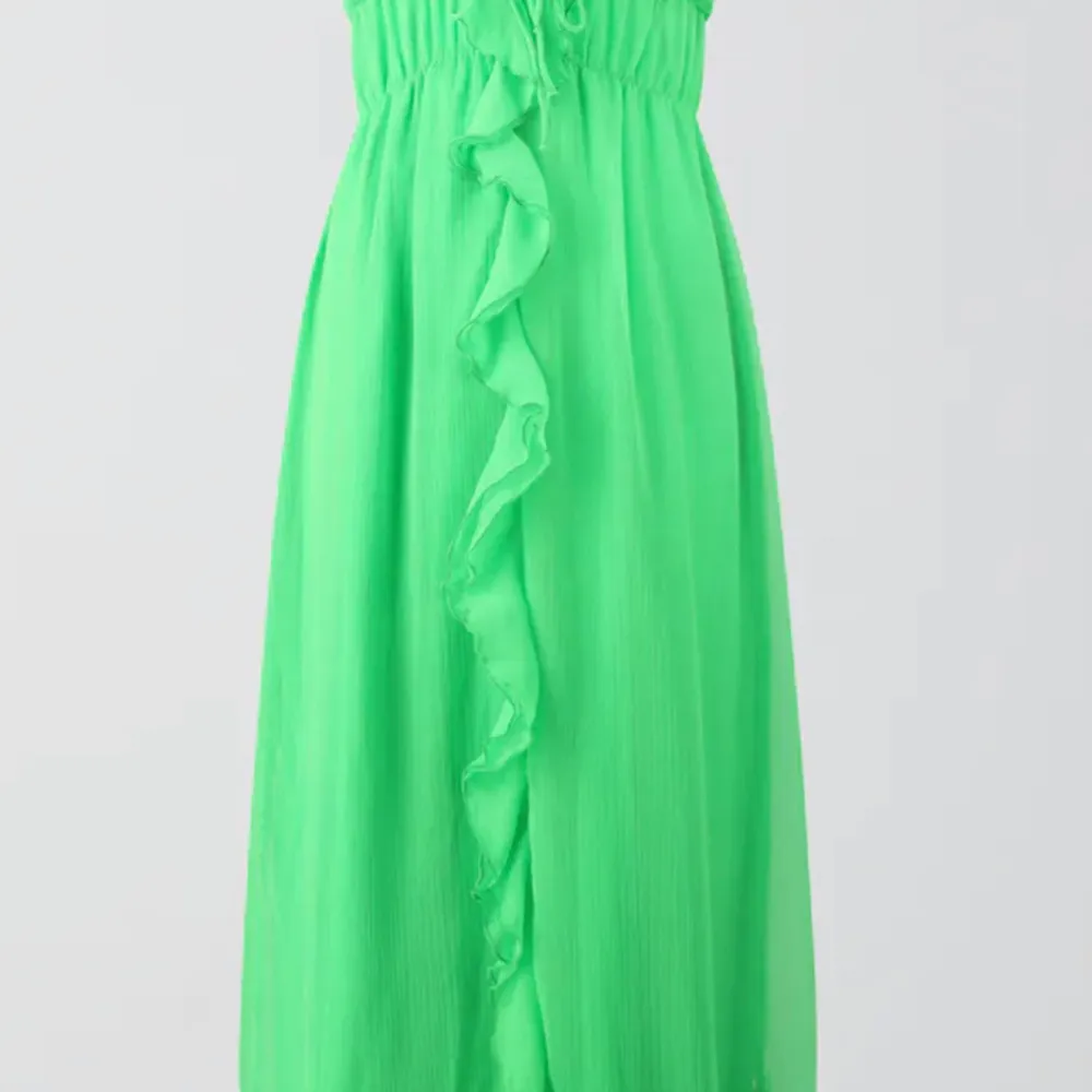 Grön klänning, köpt från Gina tricot för 500kr. Använd 1 gång. . Klänningar.
