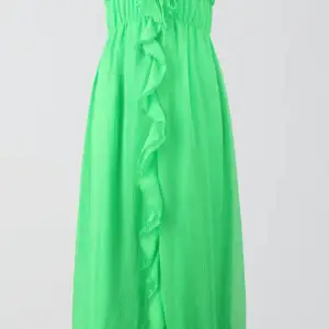 Grön klänning, köpt från Gina tricot för 500kr. Använd 1 gång. 