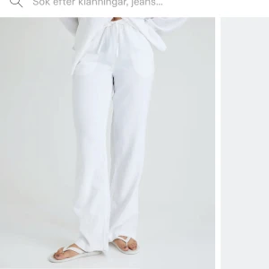 Vita raka Linnebyxor  - Vita raka linnebyxor med medelhög midja, uppsydda så dom ska passa nån runt 160 cm, aldrig använt då jag inte gillar hur dom sitter på mig. Annars väldigt fina Nypris: 449kr 