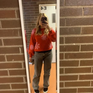 Stickad tröja  - Säljer denna fina stickade tröja, sååå söt o fin passform. Storlek M men skulle säga S