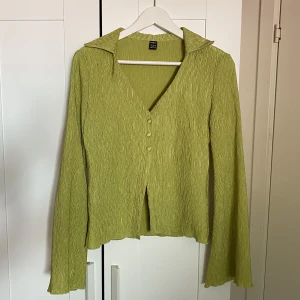 Skjorta - Oanvänd skjorta från Shein, superfin färg med långa breda ärmar. 