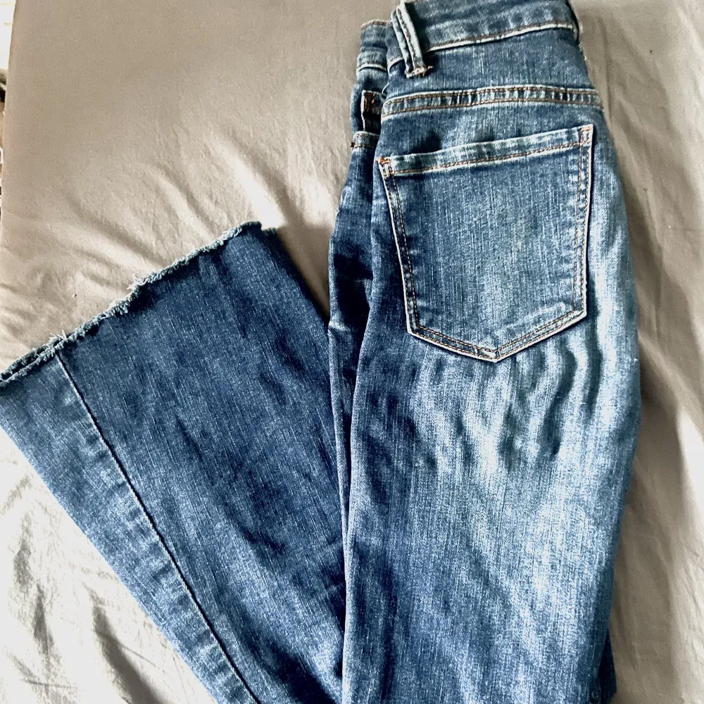 Säljer ett par fina byxor från bershka har inte kunnat haft dem på grund av de är för små för mig så har bara haft dem få gånger dom är som ny inget fel 💕. Jeans & Byxor.