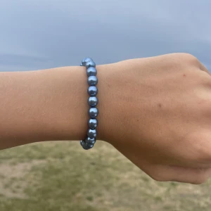Pärlarmband  - Ett blått pärlarmband i storlek m men finns också i fler storlekar om man vill ha, kontakta oss om de finns frågor!💙