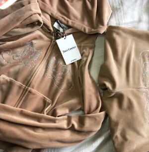 Juicy Couture - Ljust Brun Juicy Couture dress, svår att få tag i just denna nu för tiden! Tyvärr passar den inte mig. 500kr inklusive frakt vid snabb affär 😊