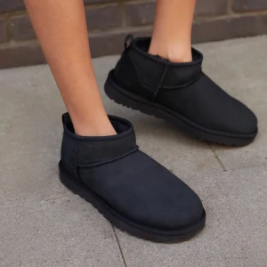 Äkta uggs mini - Säljer mina uggs mini, storlek 38! Använda en halv vinter, bra skick! Nypris 1999kr