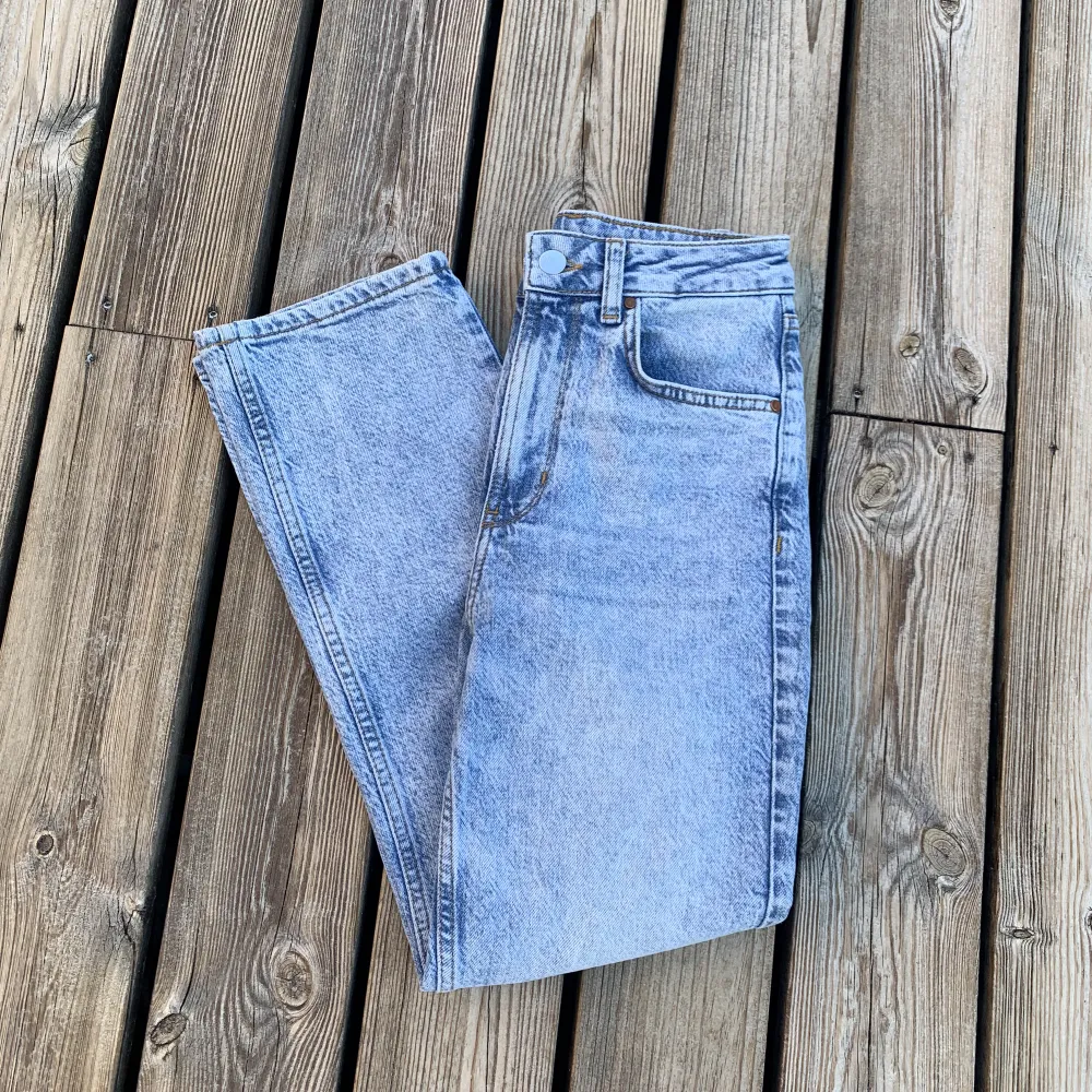Nya ”Tower Jen Jeans” av märket NeverDenim. Jeansen är högmidjade och av bomull. De är fairtade märkta och har tyvärr aldrig kommit till användning🦋Nypris 699 🦋Midja-64,5 cm Höfter- 88,5 cm Innerben-65 cm . Jeans & Byxor.