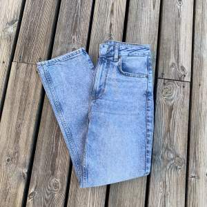 Nya ”Tower Jen Jeans” av märket NeverDenim. Jeansen är högmidjade och av bomull. De är fairtade märkta och endast testade. Nypris 699 🦋Midja-64,5 cm Höfter- 88,5 cm Innerben-65 cm 
