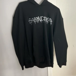 Balenciaga hoodie  - Säljer en balenciaga hoodie som jag fick i present av min mammas bästa vän som har varit i Italien. Aldrig använt pga av att jag inte gillar designen på tröjan obs snabb affär kan priset sänkas