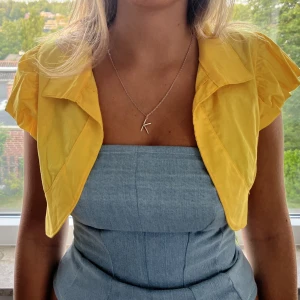 Gul bolero - Sjukt fin gul bolero aldrig använd💕kan gå ner i pris vid snabb affär 