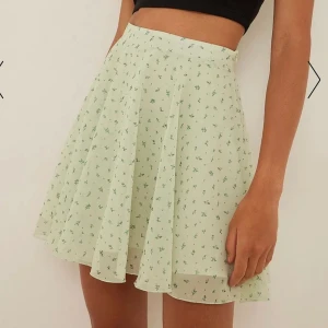 Grön sommarkjol - Grön sommarkjol i lyxigt material. Aldrig använd och lapparna sitter fortfarande på! 