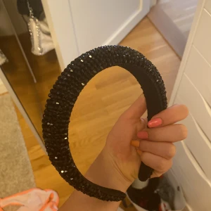 svart festligt diadem - Intressekoll på detta skitsnygga diadem som är använt 1 gång💖