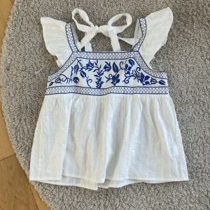 Blus - Perfekta blusen nu till sommaren!!😻💘💐Helt oanvänd, har inga skador eller fläckar!❤️