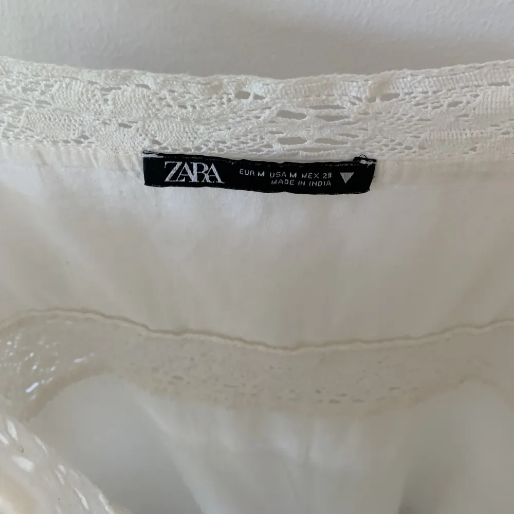 Söt klänning från Zara i storlek M. Klänningar.
